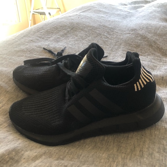 Adidas womens swift running shoe black with white - Picture 4 of 6